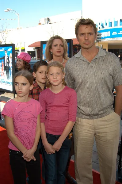 John Schneider, moglie Elly e figli Leah, Chasen e Karis — Foto Stock