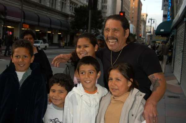 Danny Trejo y sus fans — Foto de Stock