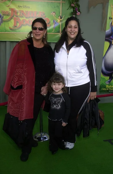 Lainie Kazan con Isabella Blue y Jennifer Bena — Foto de Stock