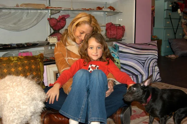 Jennifer Blanc and god-daughter Sierra — Stock Photo, Image