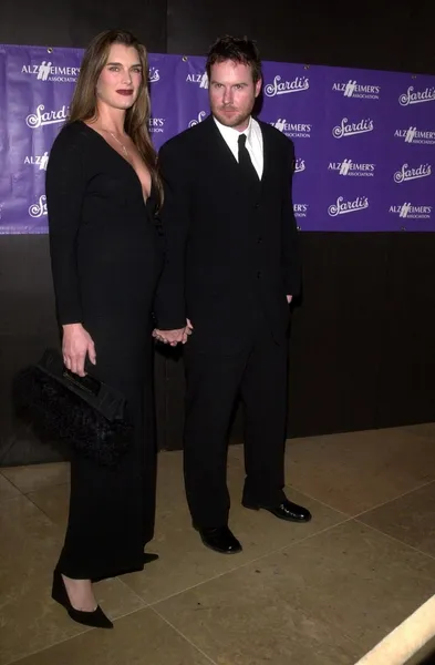 Brooke Shields e il marito Chris Henchy — Foto Stock
