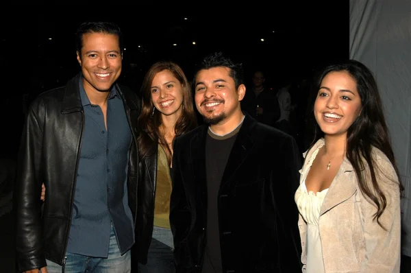 Yancey Arias et Jacob Vargas avec Anna et Sylvia — Photo