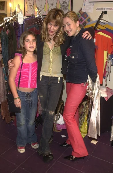 Jennifer Blanc con la diseñadora Monah Li y su hija Lili — Foto de Stock