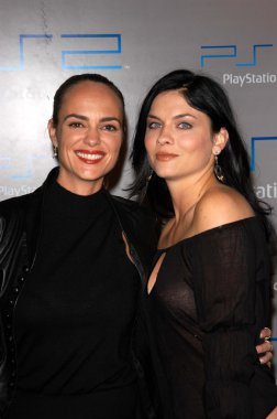 Michelle Johnson ve Jodi Lyn O'Keefe