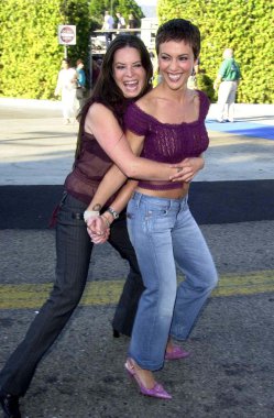 Holly marie combs ve alyssa milano
