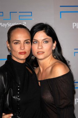 Michelle Johnson ve Jodi Lyn O'Keefe