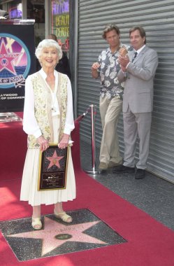 Betty garrett alır onun yıldızı jeff olarak Şöhret Kaldırımı Tarih ve beau bridges bak