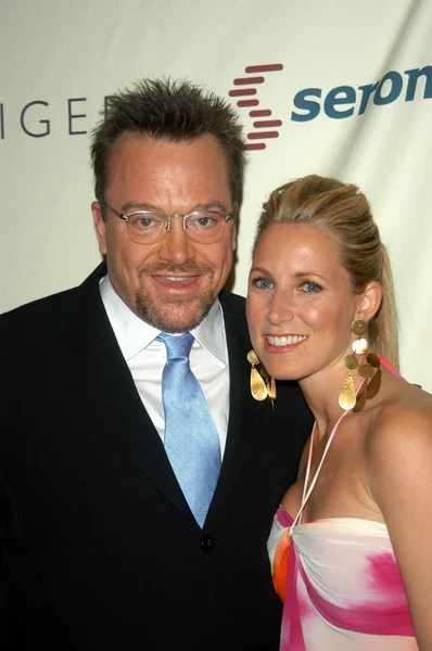 Tom Arnold y su esposa Shelby — Foto de Stock