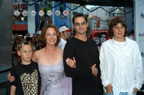 Kathleen Quinlan and family — Stock Photo, Image