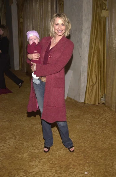 Josie Bissett e il bambino — Foto Stock