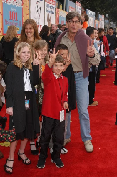 Eric Roberts com crianças — Fotografia de Stock
