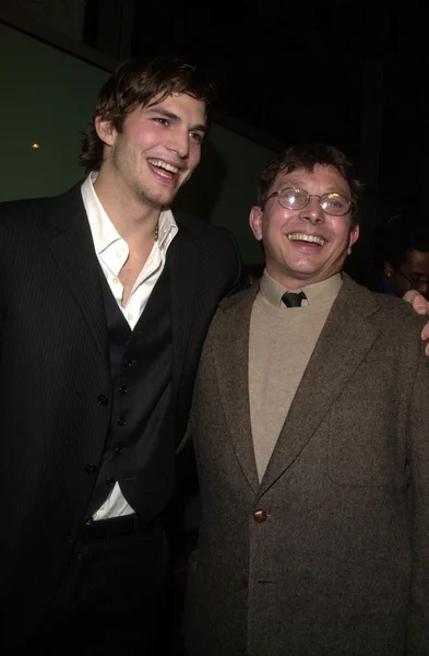 Ashton Kutcher y papá Larry — Foto de Stock