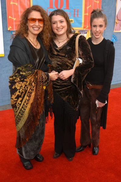 Melissa Manchester with daughter Anna and friend — Stock Photo, Image