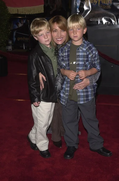 Джейн Сеймур з синами Chris і Джон — стокове фото