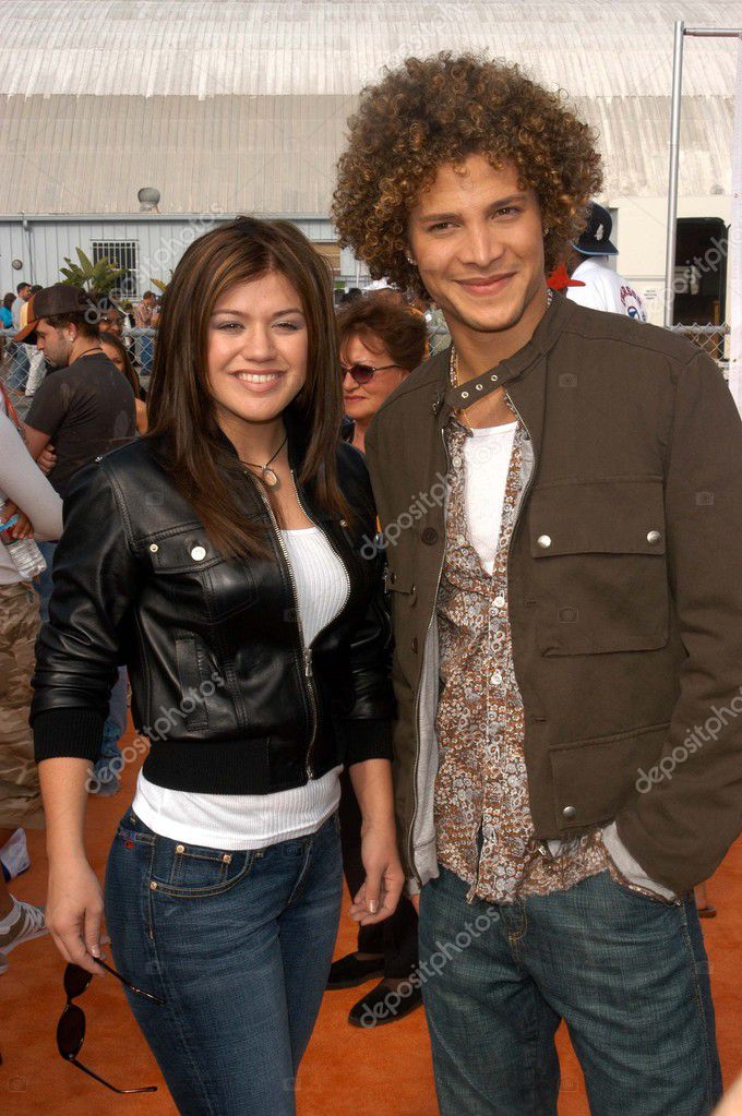 Kelly Clarkson and Justin Guarini Stock Editorial Photo © s_bukley