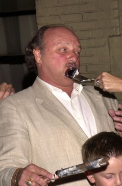 bir ağız dolusu kek Dennis franz alır