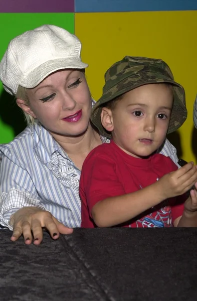 Cyndi Lauper and fan — Stock Photo, Image