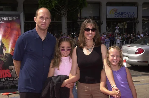 Mike rechter en familie julia, francesca en lily — Stockfoto