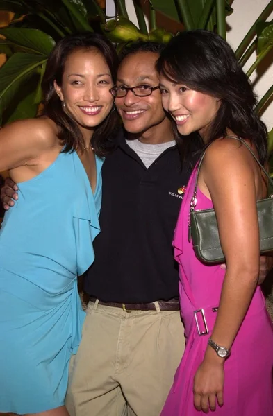 Diane Mizota and Carrie Ann Inaba pose with a fan — Stock Photo, Image