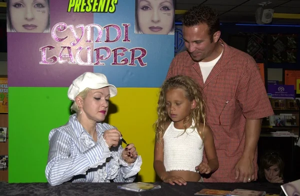 Cyndi Lauper and fans — Stock Photo, Image