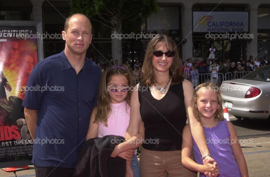 Mike Judge and family Julia, Francesca and Lily – Stock Editorial Photo ©  s_bukley #17894633