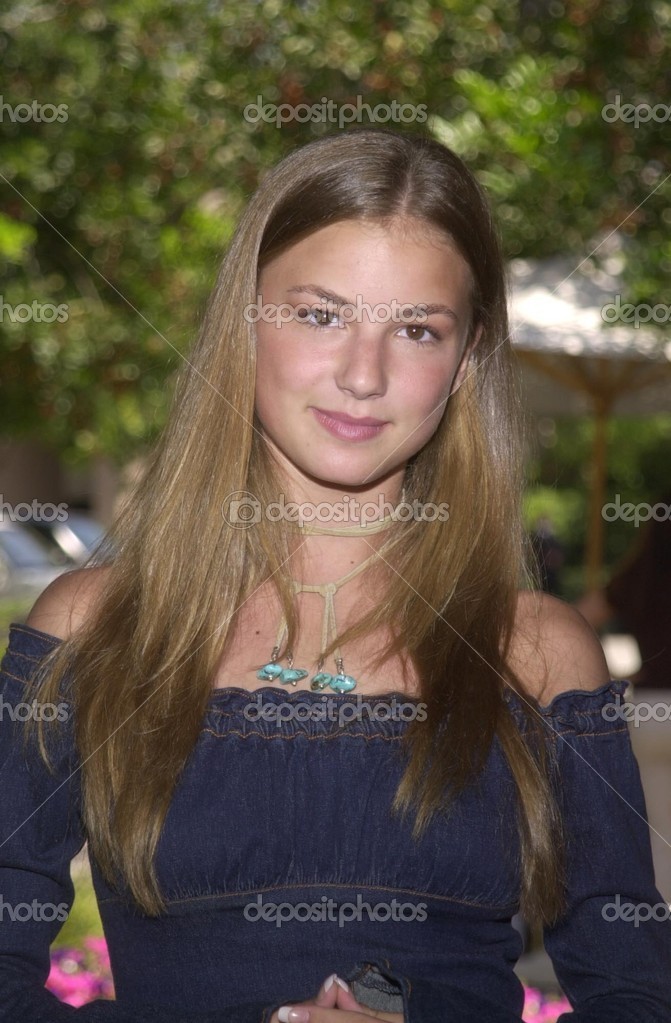 Emily VanCamp — Stock Editorial Photo © s_bukley #17896975, حجم الصورة 671x1023