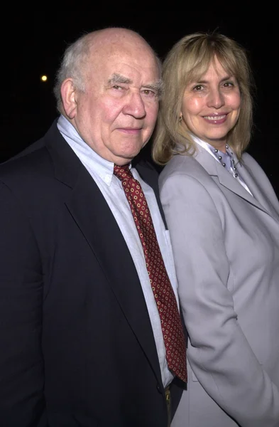 Ed Asner et sa femme — Photo