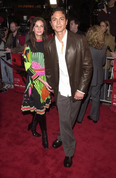 Julia Roberts and Benjamin Bratt — Stock Photo, Image