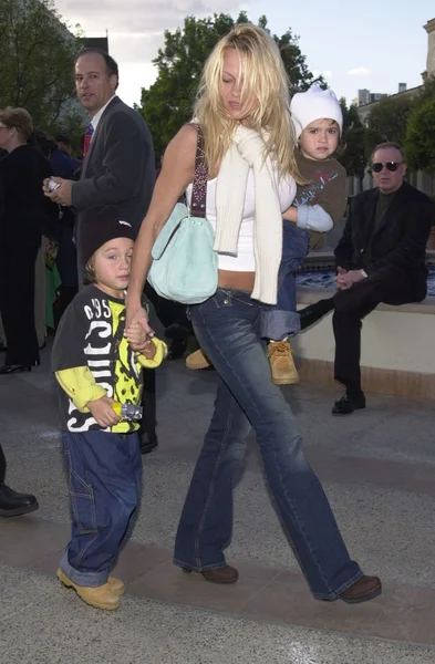 Pamela Anderson and kids — Stockfoto