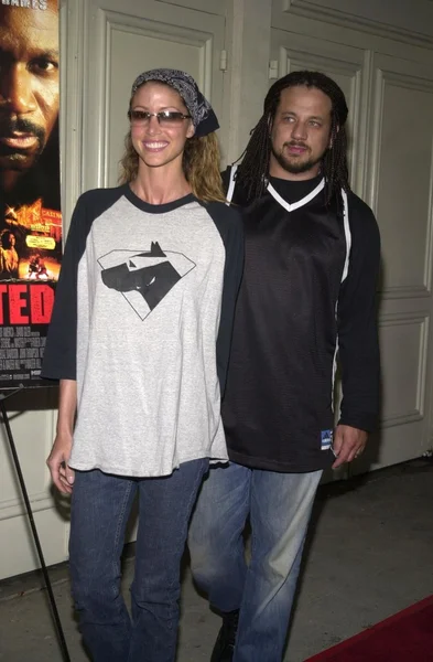 Shannon elizabeth och make joe reitman — Stockfoto