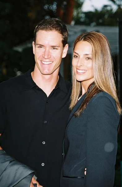Mark-Paul Gosselaar y su esposa Lisa — Foto de Stock