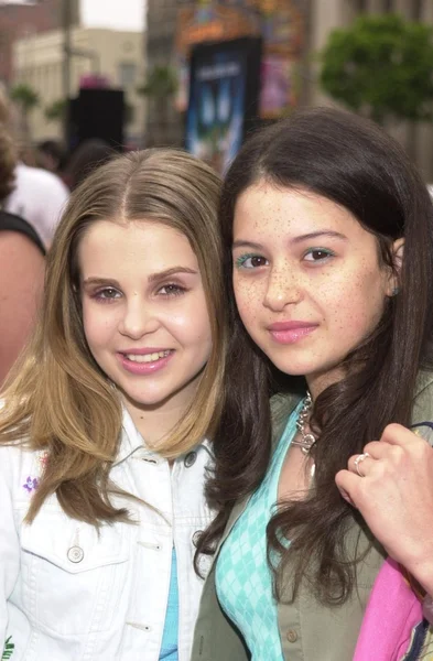 Mae whitman i innymi shawkat — Zdjęcie stockowe