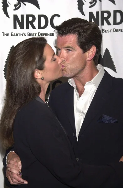 Pierce Brosnan y Keeley Shae Smith —  Fotos de Stock