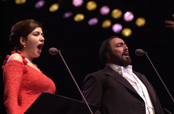 Luciano Pavarotti and Annalisa Raspagliosi — Stock Photo, Image