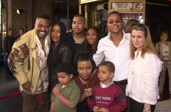 Cuba Gooding Jr. with family, including wife Sara, kids, brother Omar, Father Cuba Gooding Sr. and Angell Conwell — Stock Photo, Image