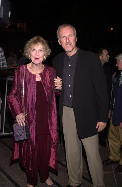 Gloria Stewart e James Cameron — Fotografia de Stock