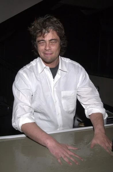 Benicio del toro onun el izleri betona alır. — Stok fotoğraf
