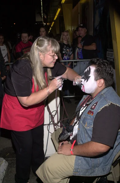 Fans get KISS make-up — Stock Photo, Image