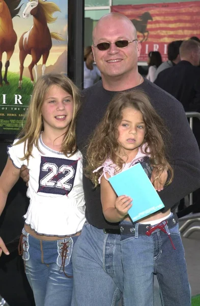 Michael Chiklis and daughters — Stock Photo, Image