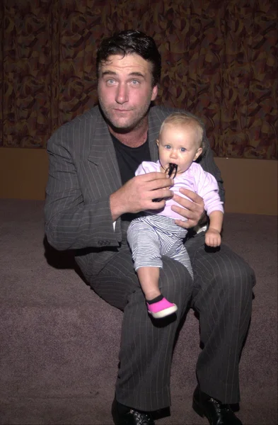 Daniel baldwin och en baby — Stockfoto