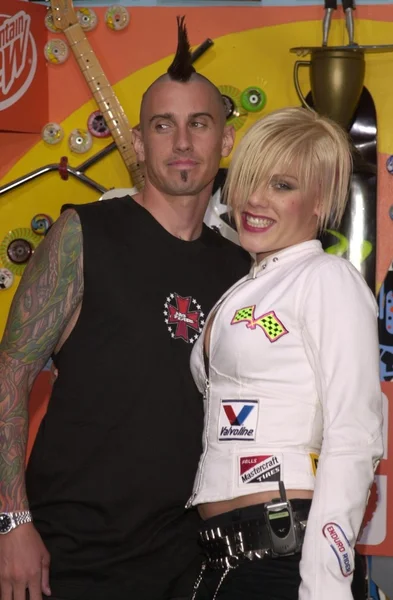 Rosa con novio Carey Hart — Foto de Stock