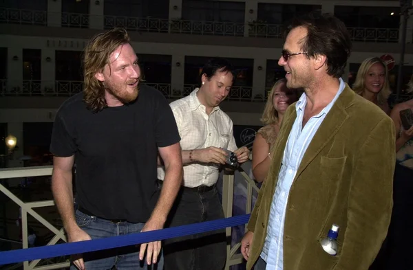 Donal logue staat schertsend in de lijn van de pers te nemen foto's van vriend bill paxton — Stockfoto