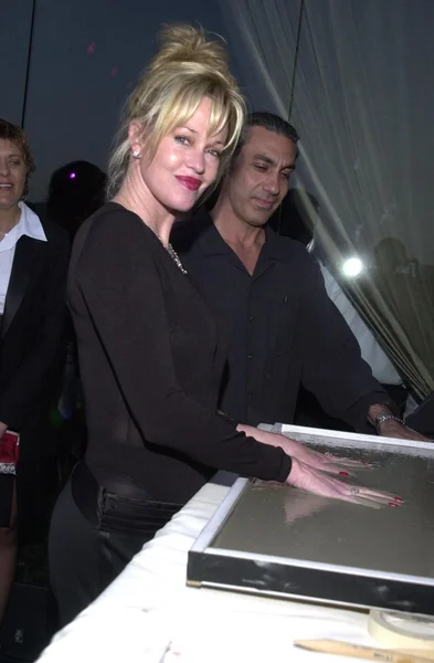 Melanie Griffith pega suas impressões digitais no cimento — Fotografia de Stock