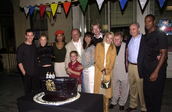 NYPD Blue cast and crew cut the cake — Stock Photo, Image