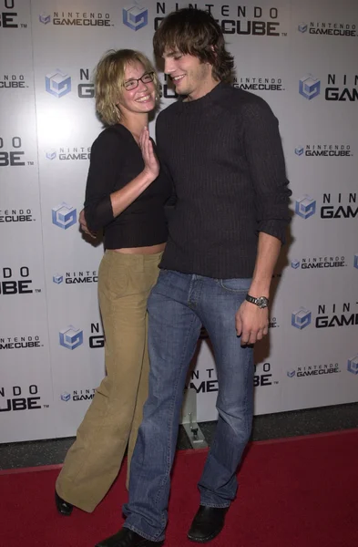 Ashton Kutcher y Ashley Scott —  Fotos de Stock