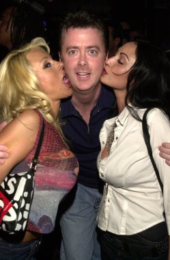 Stacy burke ve radyo ev sahibi john john ve jeff ile arkadaş göster