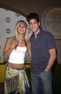 Kaley cuoco ve brad Akıncı