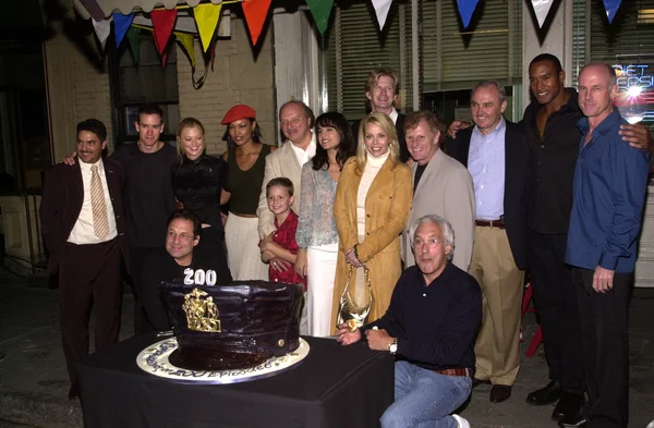 NYPD Blue cast and crew cut the cake — Stock Photo, Image