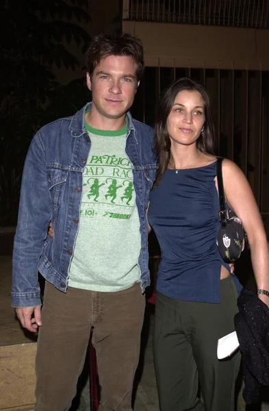 Jason Bateman e sua esposa Amanda — Fotografia de Stock
