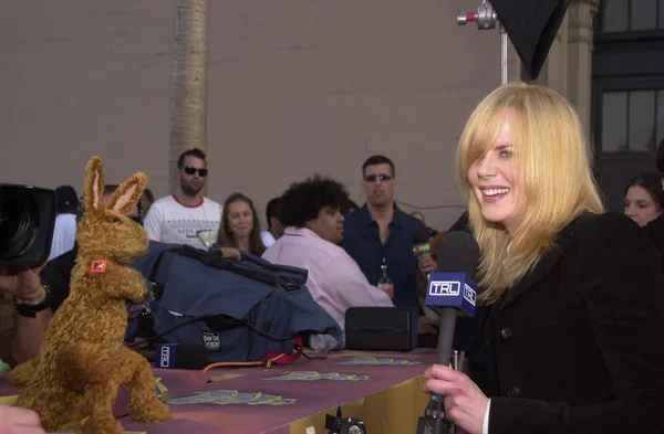 Nicole Kidman is interviewed by Greg The Bunny from FOX TV — Stock Photo, Image